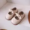 Sapatos de couro para meninas, coleção primavera 2025, novos modelos para meninas pequenas, sapatilhas versáteis com laço, sapatos de princesa infantis, sapatilhas estilosas
