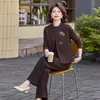 Novo conjunto de primavera e outono para mulheres de meia-idade e idosas: estilo mamãe da moda, camiseta de manga comprida, colete bordado e calça pantalona - um conjunto de três peças