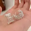 Pendientes y Tachuelas de Flor Hueca Dulces de Verano para Mujer, Estilo Popular con un Toque de Lujo, Diseño de Nicho, Pendientes de Alta Gama para Mujer