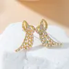 Brincos de Tarraxa com Design de Rolo e Cauda de Peixe em Cobre e Zircônia, Brincos Elegantes Banhados a Ouro, Brincos de Alto Padrão Estilo Francês, Personalizáveis no Atacado