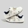 Tênis Brancos Casuais com Cadarço Bordado de Gatinho Fofo para Mulheres 2026 Outono Novos Estilosos Versáteis Planos Sapatos de Treino Alemães