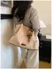 Bolsa de camurça casual retrô, nova coleção 2026, bolsa versátil para o dia a dia para mulheres, bolsa de ombro moderna e de grande capacidade