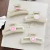 Presilha de Cabelo Quadrada Fashion Versátil Rosa e Branca com Letras de Coração Coreana Presilha de Tubarão Acessório de Cabelo Atacado para Mulheres