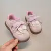 Zapatillas para niñas 2026 primavera y otoño nuevo estilo lazo para niños suela blanda zapatos casuales dulces versátiles para niñas de moda