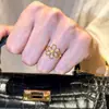 Anillo de Flor de Margarita Hueca Único en Oro para Mujer, Anillo de Dedo Índice Abierto de Nicho de Gama Alta, Estilo Nuevo, Personalizado y Exquisito