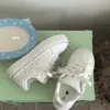 Tênis Feminino de Solado Grosso 2026 Novo Outono Sapatos Brancos Versátil Confortável Aumentador de Altura Mocassins Estrela Sapatos Casuais