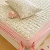 Algodón de borla cómodo y amigable con la piel Gasa de doble capa Clase A colcha acolchada arrugada falda de cama juego de tres piezas falda de cama individual funda de almohada individual cubierta de cama suave y esponjosa