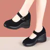 Coleção Outono 2026: Mocassins Femininos com Solado Macio, Antiderrapante, Confortáveis, de Uma Tira, Modelo Fashion com Salto Anabela e Solado Grosso, Inspirados nos Sapatos de Tecido Antigos de Pequim