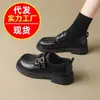Otoño 2026 Nuevos Zapatos de Cuero Pequeños de Suela Gruesa Estilo Británico con Hebilla, Piel Suave, Cómodos para los Pies, Versátiles para el Trabajo, Mocasines Retro