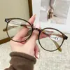 Gafas de lectura anti-envejecimiento con montura redonda para mujer, patillas de dos tonos de moda, protección contra luz azul, protección ocular de alta definición, gafas de lectura para mediana edad y personas mayores