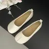 Sapatos rasos versáteis de couro macio, bico redondo, estilo vintage novo, sapatos slip-on femininos com costura frontal, corte raso suave e separação dos dedos 2026