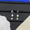 Pendientes de botón con letras y logo de marca de lujo europea y americana transfronteriza, versión de alta gama nueva, pendientes de trébol de cuatro hojas con aguja de plata para mujer, venta al por mayor