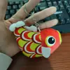 Linda Creativa Muñeca Cabeza de Carpa Roja Diadema Diadema Dibujo Animado Adulto Niños Espectáculo Foto en Vivo Tarjeta para el Cabello Tocado