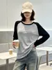 Camiseta larga de manga larga, holgada, talla grande, para mujer, perfecta para usar en capas en otoño e invierno, con un cuello redondo moderno y casual.