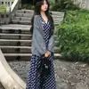 Conjunto de duas peças de outono em estilo vintage francês, apresentando um vestido com gola halter combinado com uma jaqueta suéter cinza