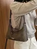 Bolsa de axila de camurça retrô da moda para mulheres, nova tendência outono 2026 Maillard bolsa de ombro transversal para o dia a dia