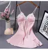 Atacado de lingerie em estoque: vestidos camisola sexy de renda, estilo corte e com tule transparente para mulheres, com sutiãs embutidos