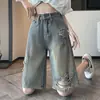 Jeans de Cinco Puntos Rasgados Color Gris Cemento para Mujer Verano 2025 Delgados Sueltos de Cintura Media Forma de Pera Pantalones Cortos de Cinco Puntos Nostálgicos