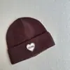 Gorro de Tricô em Formato de Coração para Mulheres, Novo Estilo Outono e Inverno 2025, Gorro Quente Protetor de Orelhas, Gorro Baggy Versão Coreana, Cinza