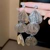Pendientes de borlas de hoja de metal con diseño de lujo, ligeros y frescos, de estilo elegante y de alta gama, para mujer.