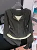 Camiseta de manga larga con diseño de dos piezas falsas, empalme de color contrastante, nueva para Primavera y Otoño 2025, plisada, corte ajustado, diseño para adelgazar, top básico para mujer