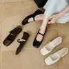 Sapatos Mary Jane estilo europeu em pele de ovelha completa com fivela de metal, sapatos femininos de couro genuíno com bico quadrado plano para outono de 2026, para o trabalho