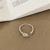 Anillo de Metal con Perlas Versátil de Lujo Ligero Estilo Francés para Mujer, de Nicho de Gama Alta, Sencillo, de Moda, Tendencia, para el Día a Día