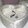 Clavos de Hueso de Oreja de Alas de Ángel de Lujo Ligero, Pendientes Brillantes de Diamante Únicos Versátiles Personalizados de Nicho para Mujeres Nuevo Estilo 2025