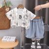 Conjunto de Verão para Meninos Novo Estilo 2025 Moda Bebê Letra Grande Jeans Padrão Camisa Manga Curta Conjunto de Três Peças