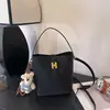 Bolso de cubo de otoño de color sólido retro, nuevo bolso de mano de moda transfronterizo 2026 con una textura elegante, bolso cruzado y de hombro estilo coreano