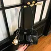Bolso de Mano de Gama Alta Estilo Bolso de Bolos para Mujer 2025 Otoño e Invierno Nuevo Estilo Lujo Ligero Versátil Nicho Bolso de Hombro Debajo del Brazo Moderno
