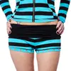 Shorts de verano perforados de chica hot a rayas azules y negras de tiro bajo con puños, ojales y remaches, hot pants ajustados al cuerpo