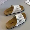 Chinelos de Verão Femininos Super Estilosos para Usar ao Ar Livre, Novo Modelo 2026, Malha Oca Casual, Versátil com Fivela de Cinto, Sandálias de Praia Planas