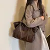 Bolso de hombro de lujo ligero de alta gama, bolso de mano estilo motero, nuevo bolso baguette vintage para commuting 2026 para mujer