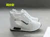 Tênis Branco Feminino com Aumento Interno de Altura e Solas Grossas, Novos Sapatos Casuais Outono e Inverno 2026, Versátil Estilo Coreano com Malha Vazada Sapatos Femininos