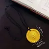 Nuevo collar colgante Qilin y Dios Amarillo de la Riqueza estilo chino antiguo bañado en oro, con intrincados patrones de nubes, colgante redondo y venta al por mayor de joyería vintage