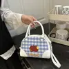 Bolso de mano a cuadros fresco y lindo para mujer, mochila y bolso cruzado nuevos de moda y con estilo estilo universitario para el verano de 2026