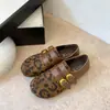 Sandalias Birkenstock de mujer estilo retro con diseño de separador de dedos falso, que cuentan con una cuña oculta, punta redonda, doble tira y suela suave: una nueva y versátil colección de otoño 2026