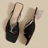 Las sandalias de tacón alto para la noche combinadas con una falda lucen espectaculares.; ropa de exterior para mujer 2026 verano-otoño nueva moda sandalias versátiles de una tira con tacón grueso