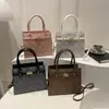 Bolsa Transversal de Ombro Grande Capacidade Estilo Novo 2026 Design da Moda com Estampa de Letras Europeias e Americanas para Mulheres