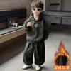 Conjunto de Terciopelo Plus para Niños Otoño e Invierno 2026 Nuevo Estilo Guapo Moderno Chaqueta Acolchada para Bebé Conjunto de Tres Piezas Engrosado para Niños Moderno