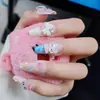 Uñas Decoradas Estilo Lindo de Hello Kitty con Lazos y Abalorios de Colores Combinadas con Uñas Exquisitas Listas Para Usar