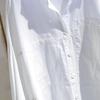 Camisa informal holgada de estilo artístico coreano de primavera 2023 con doble bolsillo delantero, espalda corta y larga de algodón blanco para mujer