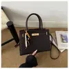 Comercio exterior casual retro ropa de trabajo 2026 lujo ligero colgante de PU bolso simple chic bandolera cruzada para mujer