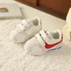 Zapatos Deportivos Infantiles 2026 Primavera y Otoño Nuevo Estilo Zapatos Casuales de Velcro para Niños Estilo Coreano Zapatos Forrest Gump para Niñas Zapatos de Suela Blanda