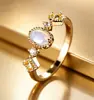 Anillo de banda fina de coloridas gemas en degradado de estilo suave Anillo de banda fina Anillo de banda fina Ovalado nácar combinado con circón amarillo Joyería de mano exquisita de nicho para el día a día