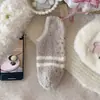 Meias curtas de fleece de coral que não soltam fiapos, meias antiderrapantes de silicone para chão, meias invisíveis de boca rasa femininas, espessadas para outono e inverno