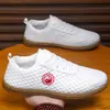 Atacado do fabricante sapatos Tai Chi de couro estilo chinês para homens e mulheres, sapatos casuais leves e confortáveis, sapatos de artes marciais com sola plana e malha respirável
