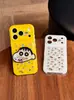 La funda del teléfono está cubierta con diseños de Crayon Shin-chan y es adecuada para Apple 18 Pro Max, iPhone 17 e iPhone 16, y también incluye un soporte para iPhone 15