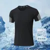 [Mangas curtas de seda gelada] Nova camiseta masculina fina e fresca de verão, solta, com gola redonda, mangas curtas de seda gelada, secagem rápida e respirável